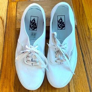 VANS CLASSIC lace-up white sneaker.